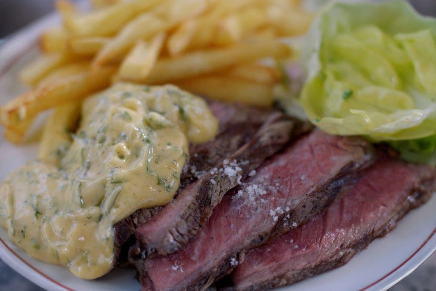 Steak-friet met kropsla en een royale portie kruidenboter