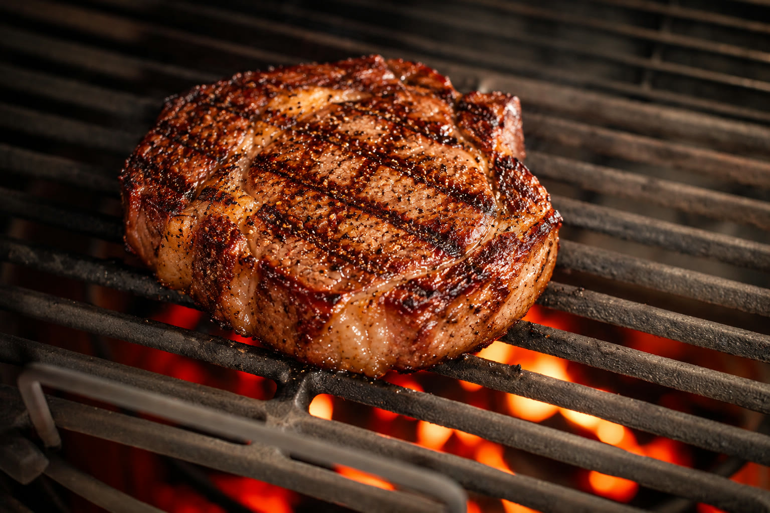 Dikke steak met grillstrepen boven gloeiende kolen
